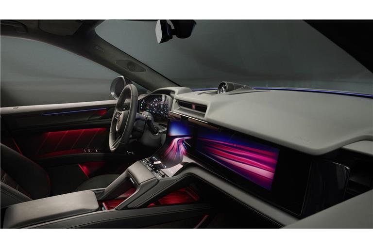 Das „Herzstück“ im Innenraum des neuen Porsche Cayenne Electric ist das sogenannte Flow Display in der Mitte des Amaturenbretts. Mit Hilfe der Biegung lässt sich die Fläche  virtuell in einen oberen Anzeige- und einen unteren Bedienbereich gliedern.