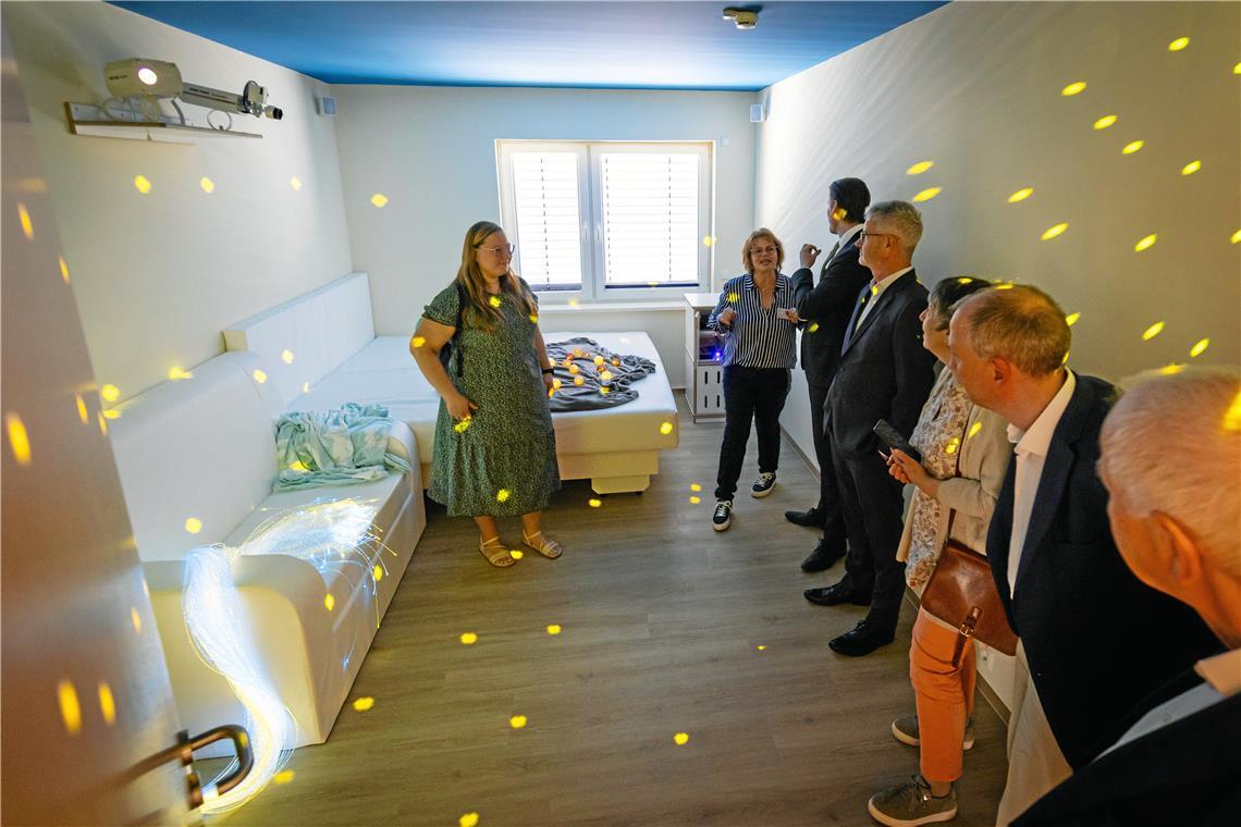 Das Highlight in der dritten Etage des Hospizes ist für viele Besucher der Snoezelenraum, in dem Kinder und Erwachsene künftig mit Lichteffekten, leiser Musik und aromatischen Düften zur Ruhe kommen können. Fotos: Alexander Becher