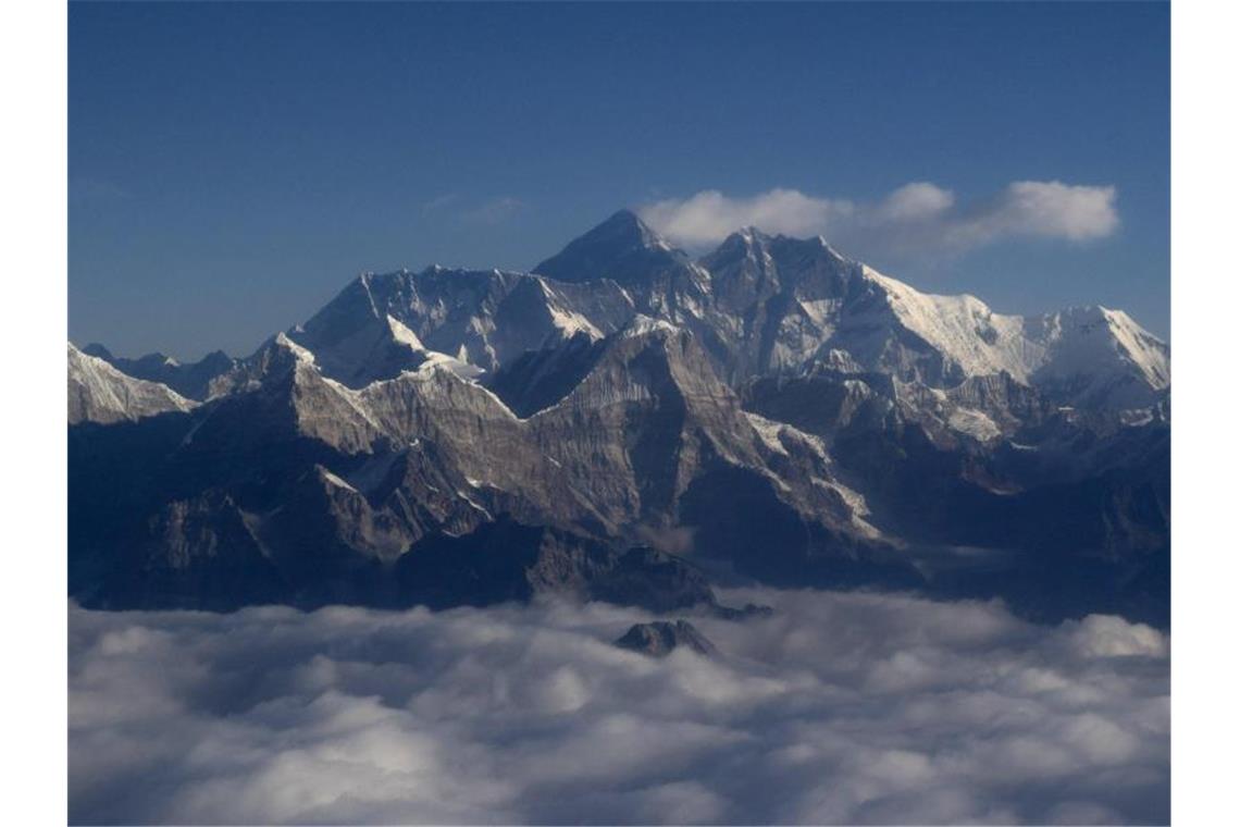 Bergsteiger ohne Beine besteigt Achttausender Das Himalaya-Gebirge zieht Extremsportler aus der ganzen Welt an. Hier steht mit dem Mount Everest (im Bild) auch der höchste Berg der Welt. Foto: Aryan Dhimal/ZUMA Wire/dpa