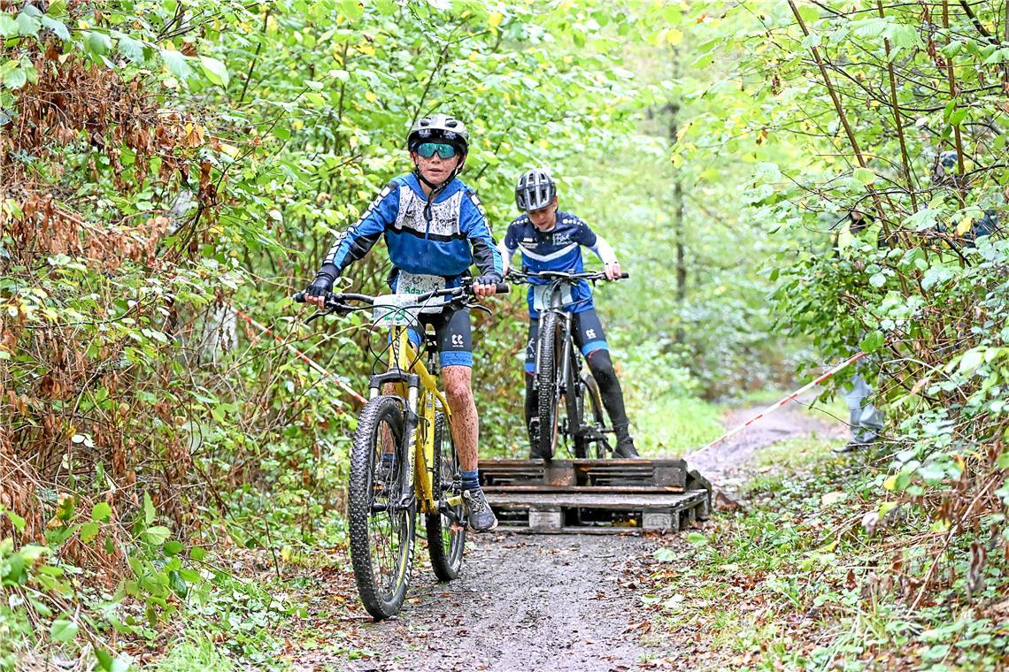 Das Hindernis im Wald. 4. Kindercrossduathlon des TC Backnang im Plattenwald. SP