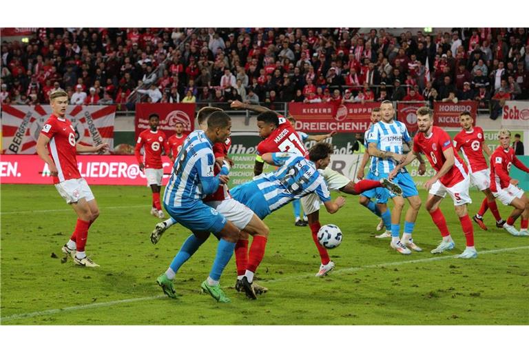 Das Hinspiel am Bieberer Berg verloren die Blauen mit 0:2 – das Rückspiel gegen Kickers Offenbach steigt am 22. März im Gazi-Stadion.