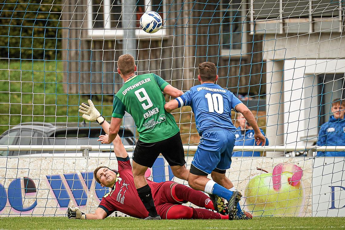 Das Hinspiel hat die SGOS um Luca Krämer beim SVU um Torwart Philipp Wieland mit 4:1 gewonnen. Foto: Alexander Becher