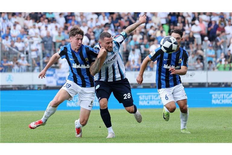 Das Hinspiel zwischen den Kickers (Lukas Kiefer, re.) gegen Eintracht Trier war hart umkämpft und endete 1:1.     
Foto: Baumann