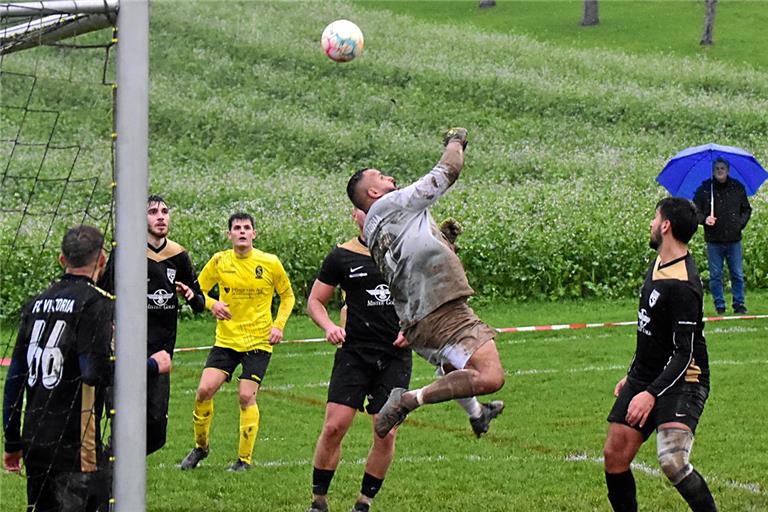 Das Hinspiel zwischen Erbstetten (gelb) und dem FC Viktoria Backnang (schwarz) ist eine schmutzige Sache gewesen. Foto: Tobias Sellmaier