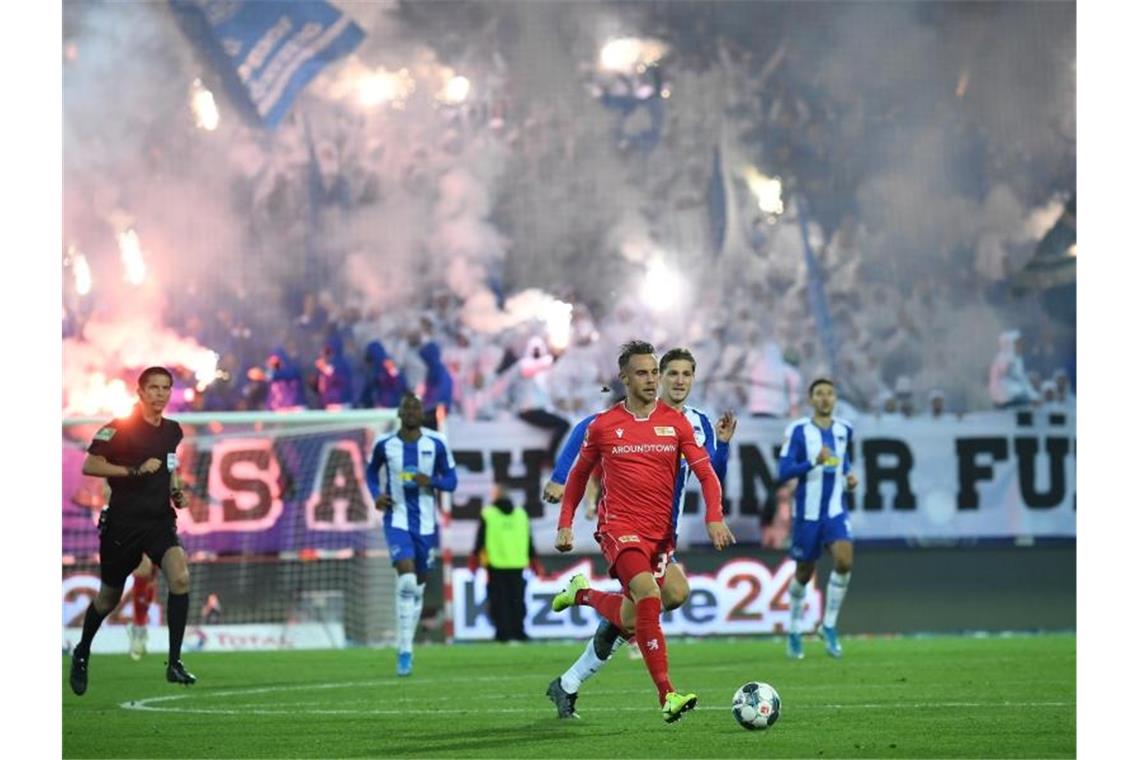 Das Hinspiel zwischen Union und Hertha wurde von reichlich Pyrotechnik begleitet. Foto: Britta Pedersen/dpa-Zentralbild/dpa