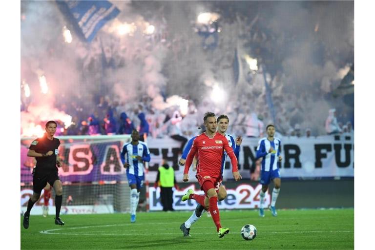 Das Hinspiel zwischen Union und Hertha wurde von reichlich Pyrotechnik begleitet. Foto: Britta Pedersen/dpa-Zentralbild/dpa