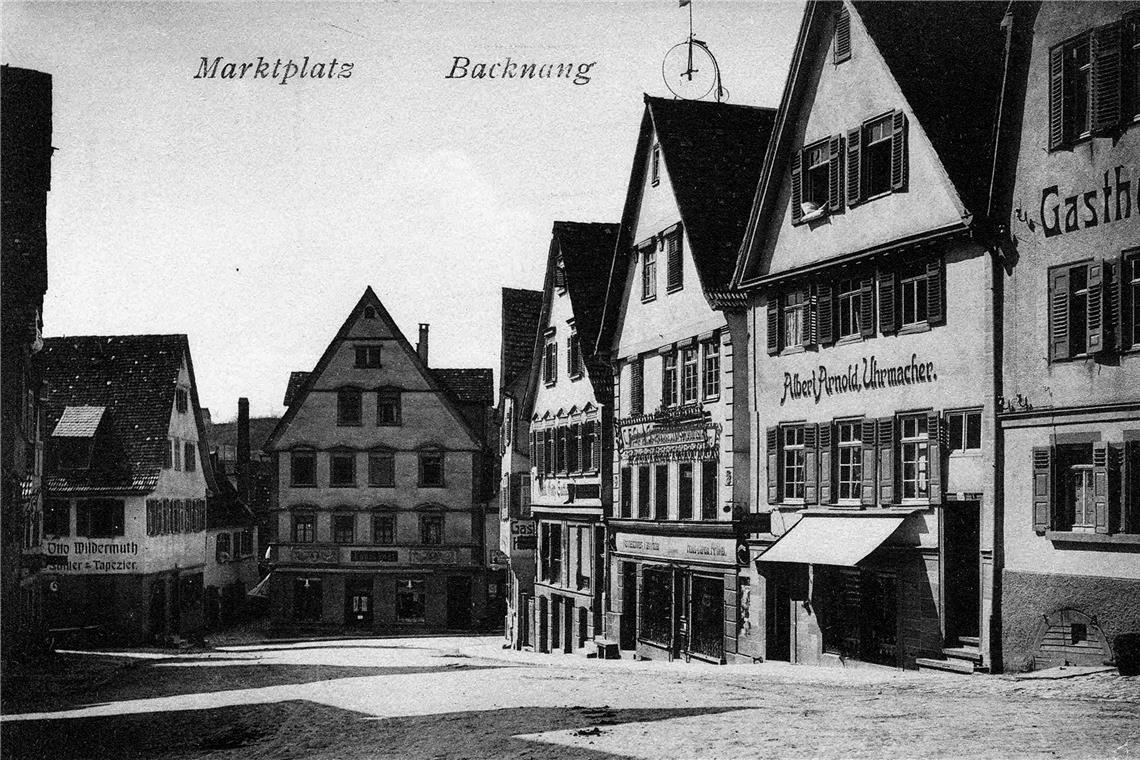 Das Hochrad als Attraktion auf dem Dach eines Hauses am Marktplatz um 1900. Repros: P. Wolf