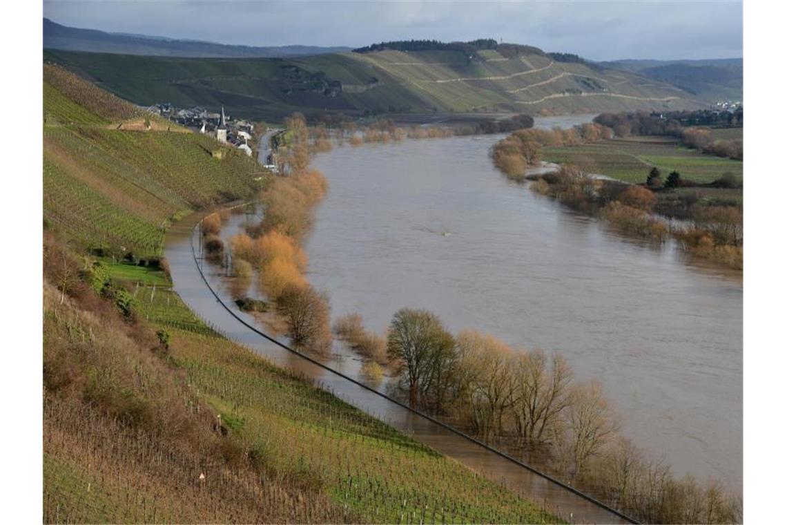 Das Hochwasser der Mosel hat die B53 überschwemmt. Foto: Harald Tittel/dpa