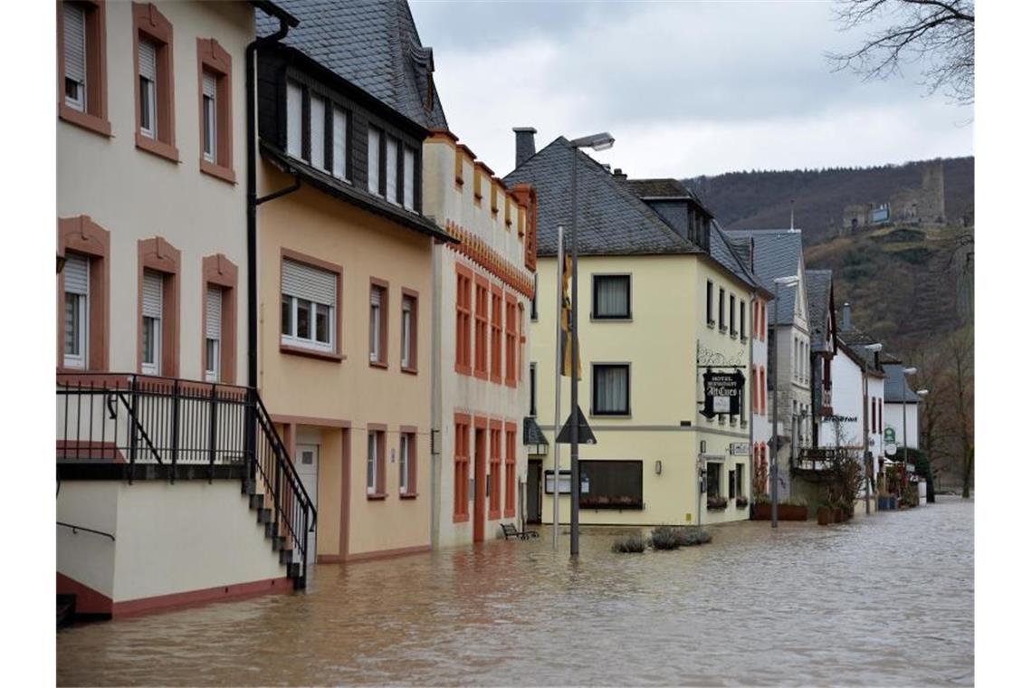 Das Hochwasser der Mosel steht in Bernkastel-Kues bis an die Hauswände. Foto: Harald Tittel/dpa