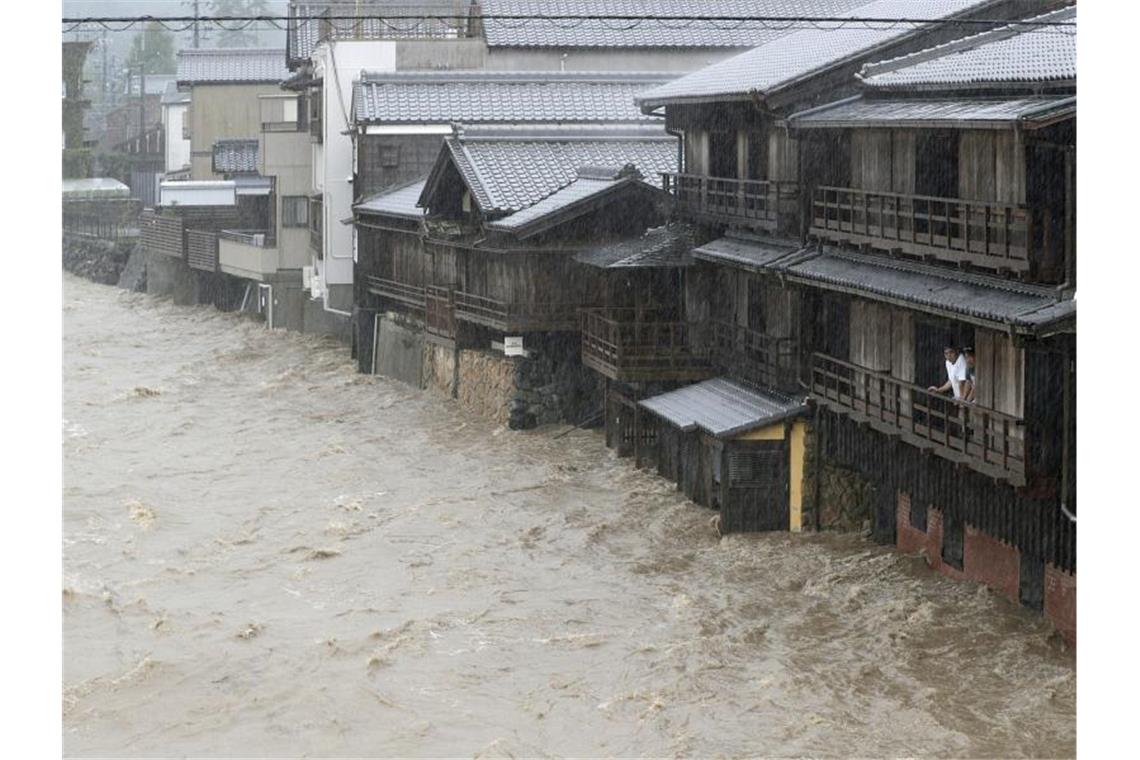 Das Hochwasser eines Flusses überschwemmt den Ort Ise. Foto: -/kyodo/dpa