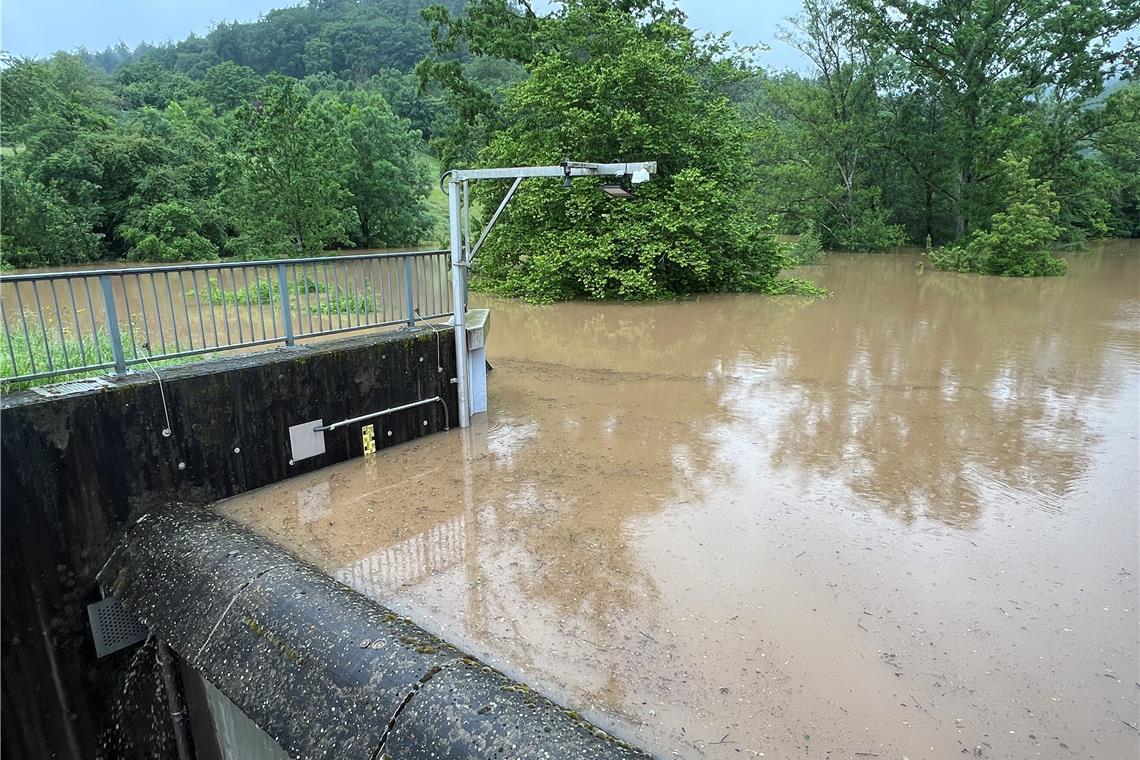 Kommunen im Rems-Murr-Kreis können neue Pegel beschaffen Das Hochwasserrückhaltebecken Glasofenbach in Rudersberg am 1. Juni 2024. Links ist ein gelb-schwarzer Lattenpegel zu sehen, rechts ein moderner Pegel. Foto: Landratsamt