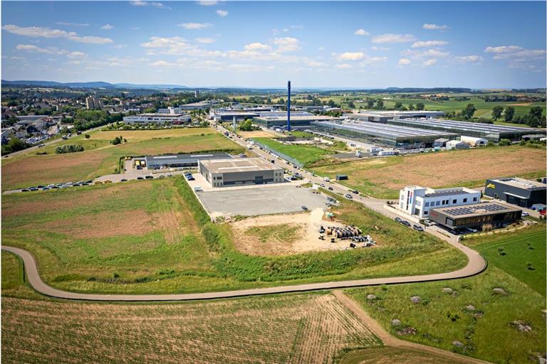 Das Höfliger-Werk sollte aus Richtung Norden der imposante Auftakt des Gewerbegebiets Lerchenäcker werden. Von einem Leuchtturmprojekt war lange Zeit die Rede. Jetzt liegt der Bauplatz weiterhin brach, bis die begehrte Fläche neu verkauft wird. Foto: Alexander Becher