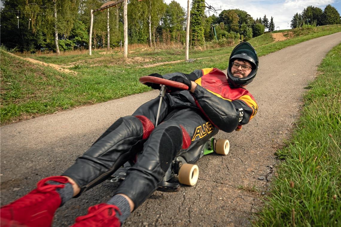 Das hohe Tempo von Steffen Lindemann ist wegen der kurzen Verschlusszeit, die Alexander Becher an seiner Kamera eingestellt hat, kaum zu erahnen. Und sein Visier hat der Profifahrer auf der Rennstrecke in Großerlach nur fürs Foto nach oben geschoben. Fotos: Alexander Becher