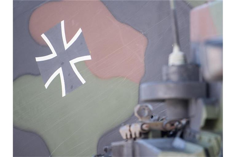 Das Hoheitszeichen der Bundeswehr, das Schwarzes Kreuz, auf einem Raketenwerfer. Foto: Sebastian Gollnow/dpa