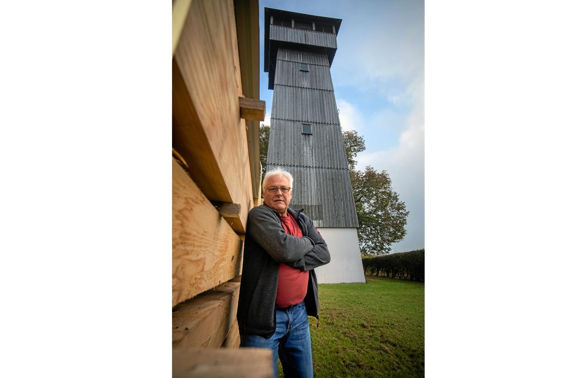 Das Holz für das Innenleben des Turms liegt schon bereit, Ernst Bednjak sieht der Sanierung des Juxkopfturms im Frühjahr entgegen. Fotos: A. Becher