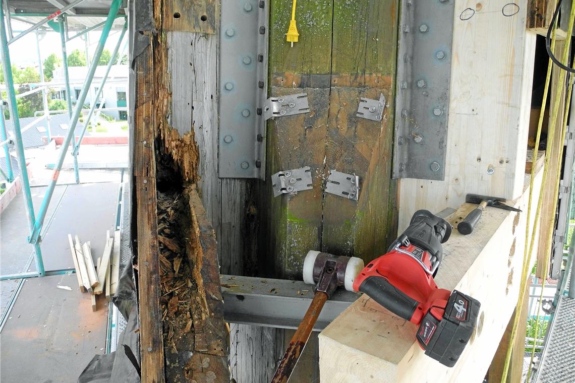 Nun ruft der Glockenturm wieder zum Gebet Das Holz im Glockenturm hatte über die Jahre arg gelitten, war stellenweise komplett morsch.