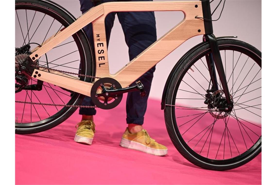 Fahrradmesse Eurobike zeigt Neuheiten Das Holzrahmen-Fahrrad My Esel von Hersteller E-Tour Diamant wird bei der Probe zur Pressekonferenz Eurobike 2019 vorgestellt. Foto: Felix Kästle