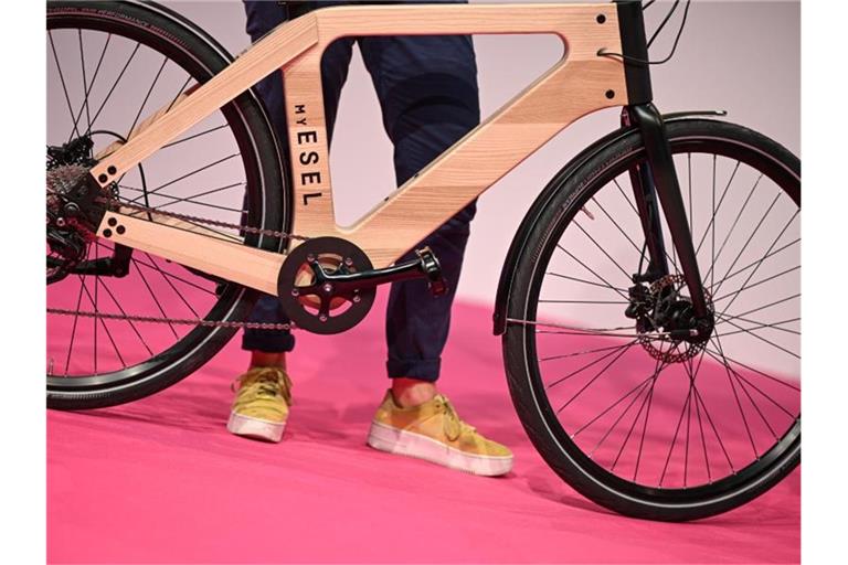 Das Holzrahmen-Fahrrad My Esel von Hersteller E-Tour Diamant wird bei der Probe zur Pressekonferenz Eurobike 2019 vorgestellt. Foto: Felix Kästle