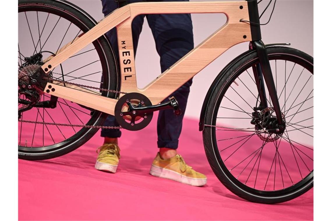 Das Holzrahmen-Fahrrad My Esel von Hersteller E-Tour Diamant wird bei der Eurobike 2019 vorgestellt. Foto: Felix Kästle/Archivbild