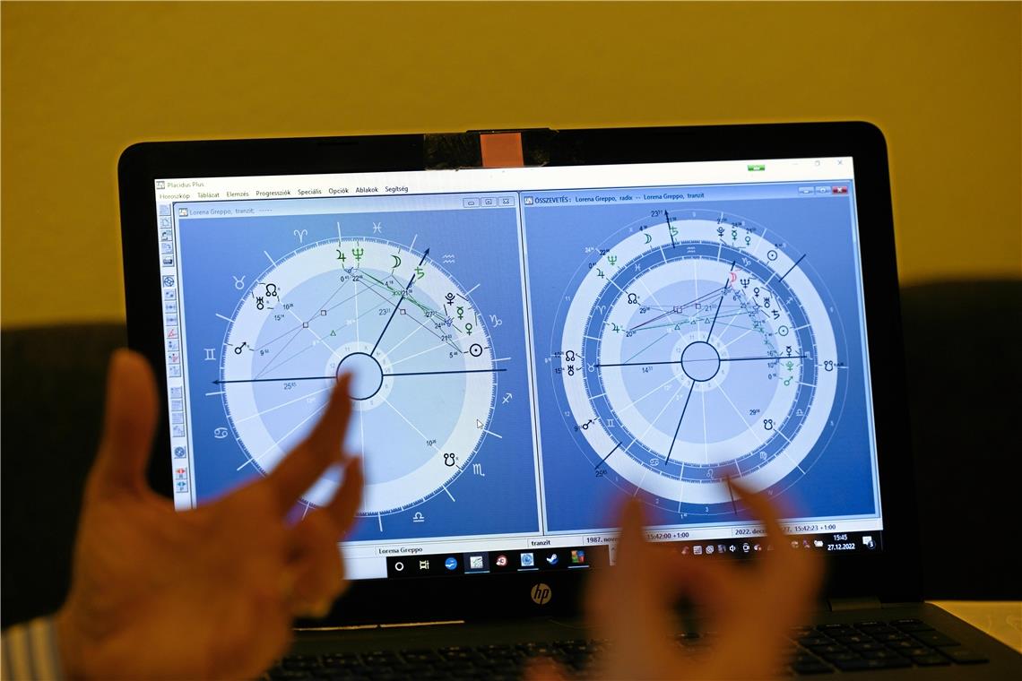 Besuch bei der Kartenlegerin: ein Blick ins Jahr 2023? Das Horoskop zeigt komplexe Zusammenhänge.