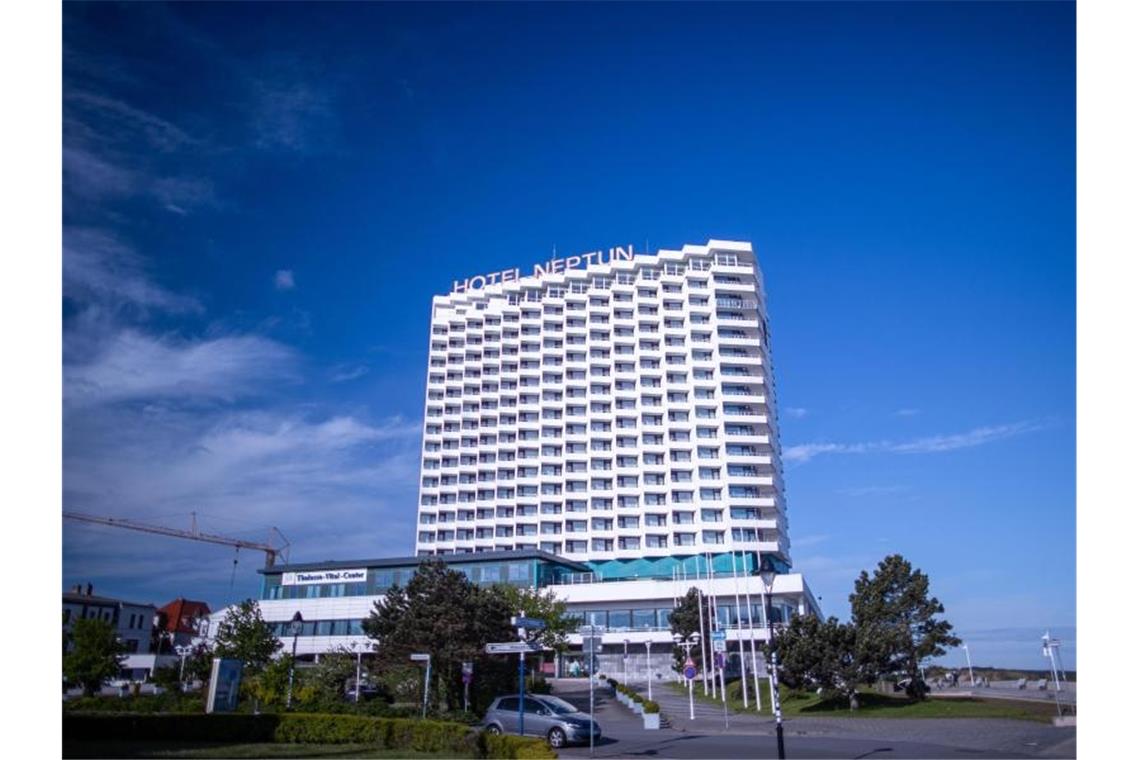 Das Hotel Neptun in im Ostseebad Warnemünde. Foto: Jens Büttner/dpa-Zentralbild/ZB