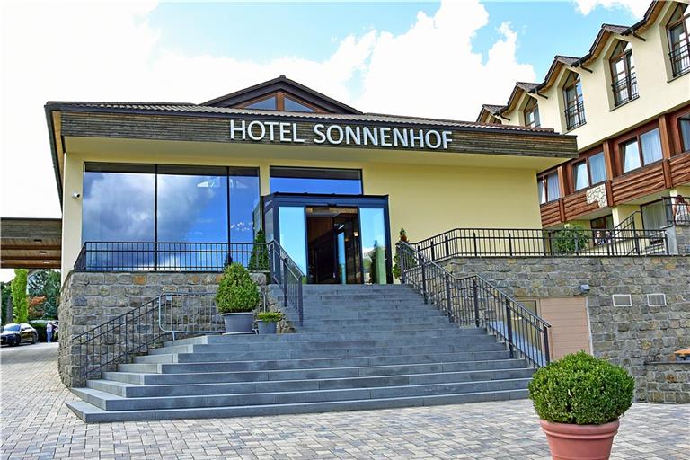 Das Hotel Sonnenhof lockt seit 75 Jahren Menschen aus nah und fern nach Kleinaspach. Foto: Tobias Sellmaier