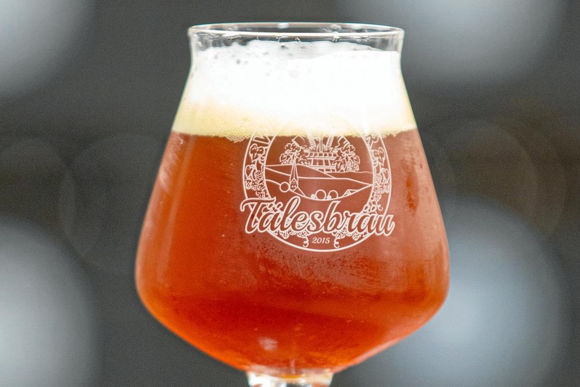 Tälesbräu baut Flaschengeschäft aus Das Huber’sche Winterbier überrascht mit seiner rötlich-braunen Farbe und einer recht stabilen Krone, die fast an englisches Stout erinnert. Der Geschmack ist merklich malzig. Fotos: A. Becher