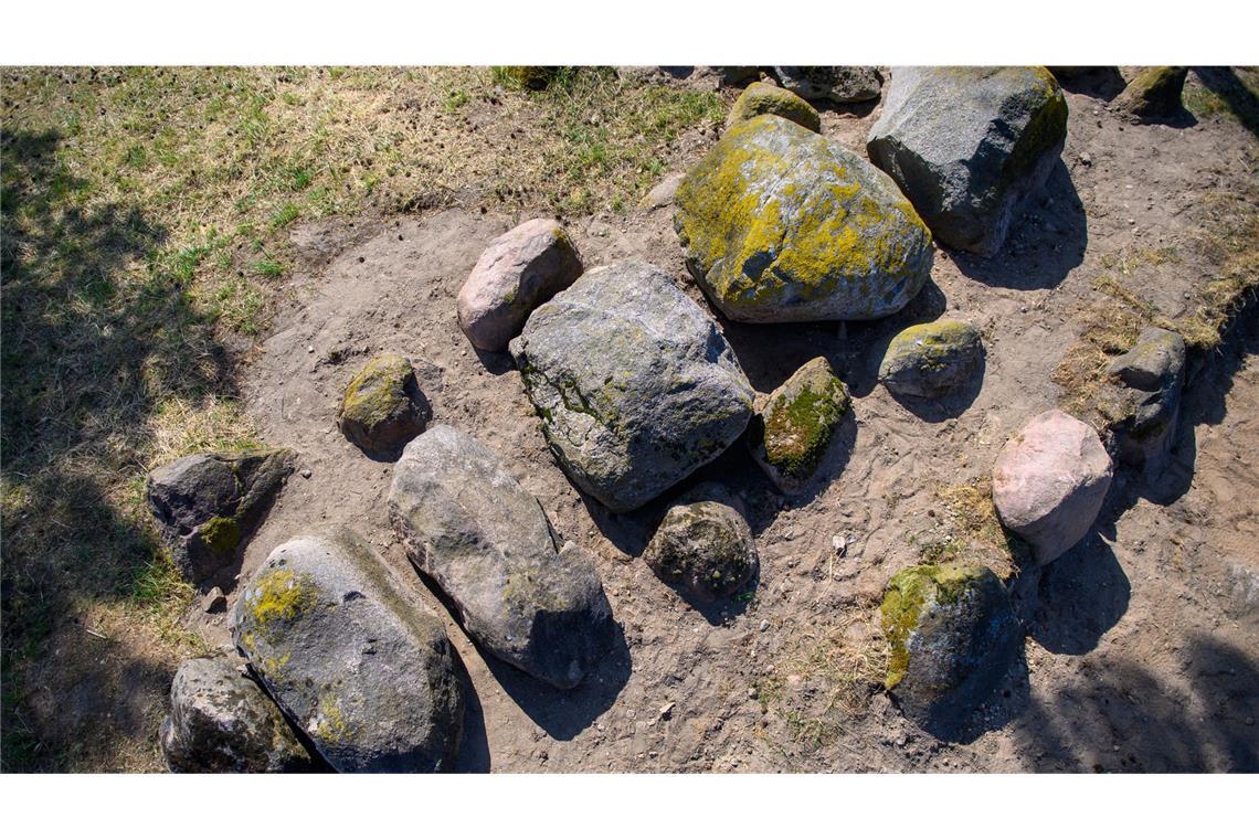 Das Hünengrab Küsterberg. Es wurde um 3450 v. Chr. errichtet und über 500 Jahre lang für Bestattungen genutzt.