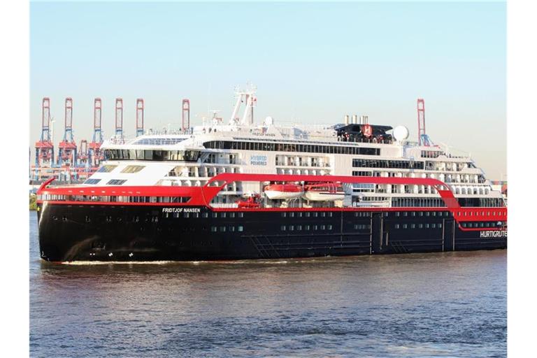 Das Hurtigruten-Schiff „Fridtjof Nansen“ im Sommer 2020 in Hamburg. Foto: Bodo Marks/dpa