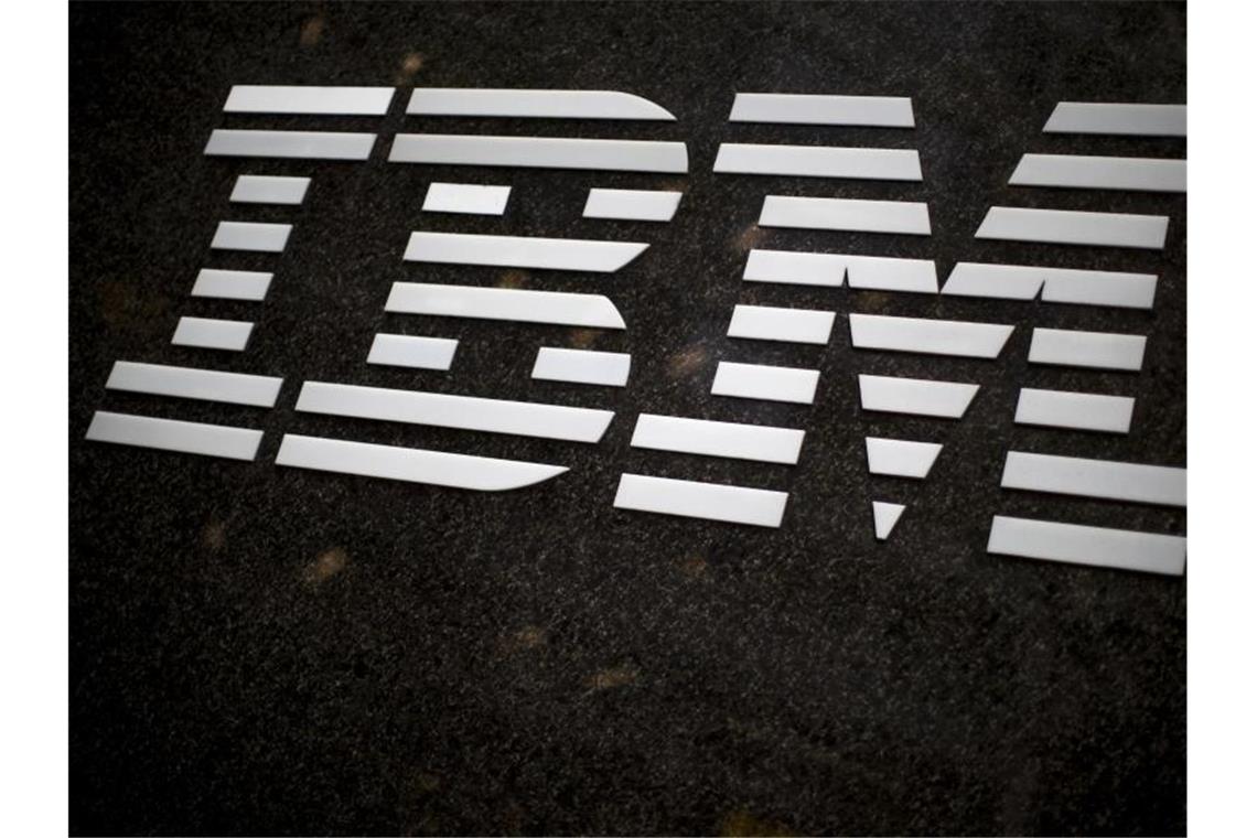 IBM mit Gewinneinbruch und Umsatzrückgang Das IBM-Logo. Foto: Mary Altaffer/AP/dpa