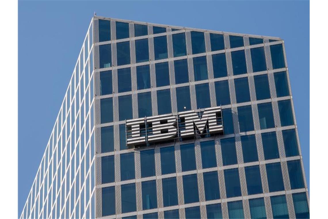 Das IBM Logo hängt an der Fassade eines Bürogebäudes. Foto: Peter Kneffel/dpa/Symbolbild