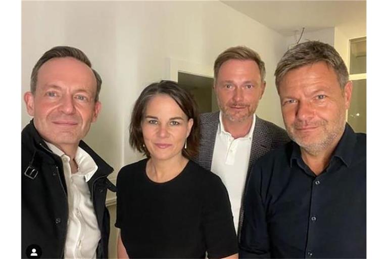 Das ikonische Selfie: Volker Wissing (l-r), Annalena Baerbock, Christian Lindner und Robert Habeck grüßen ihre Fans. Foto: Volker Wissing/FDP/instagram/dpa