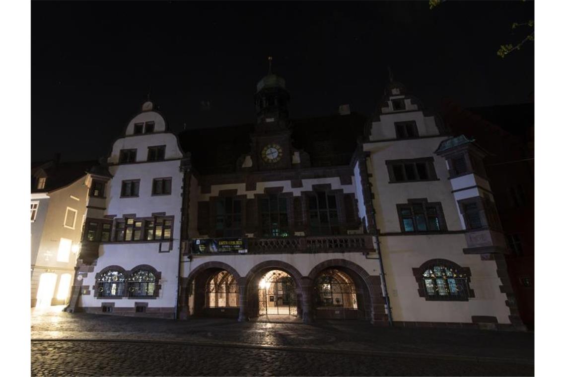 Über 140 Südwest-Kommunen beteiligen sich an „Earth Hour“ Das im Rahmen der „Earth Hour“ unbeleuchtete Rathaus in Freiburg, hier 2020. Foto: Patrick Seeger/dpa/Archivbild