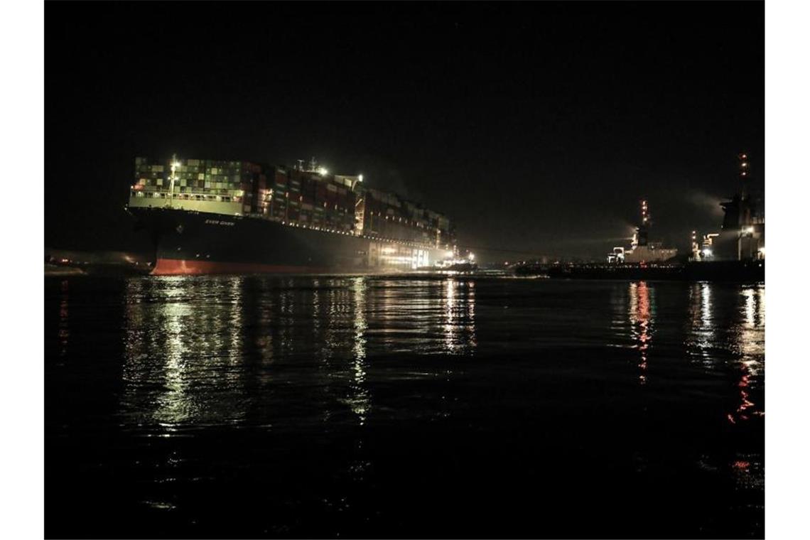 Das im Suezkanal auf Grund gelaufene Containerschiff „Ever Given“ in der Nacht zum Montag. Foto: -/Suez Canal Authority/dpa