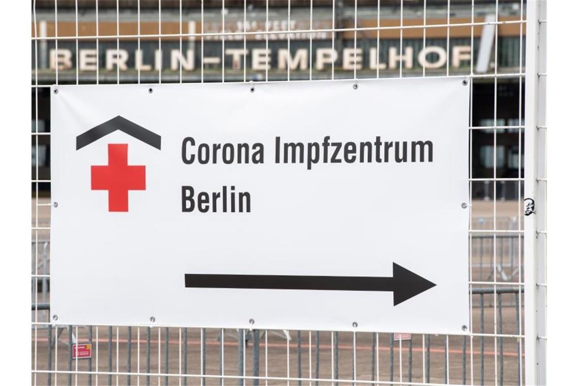 Steigende Inzidenz: Sorge vor vierter Corona-Welle wächst Das Impfzentrum im ehemaligen Flughafen Berlin-Tempelhof. Foto: Christophe Gateau/dpa