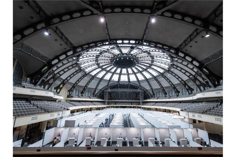 Das Impfzentrum in der Festhalle in Frankfurt am Main. Nachdem die Impfbereitschaft nachgelassen hat, wird das Impfzentrum künftig in eine kleinere Messehalle verlegt. Foto: Boris Roessler/dpa