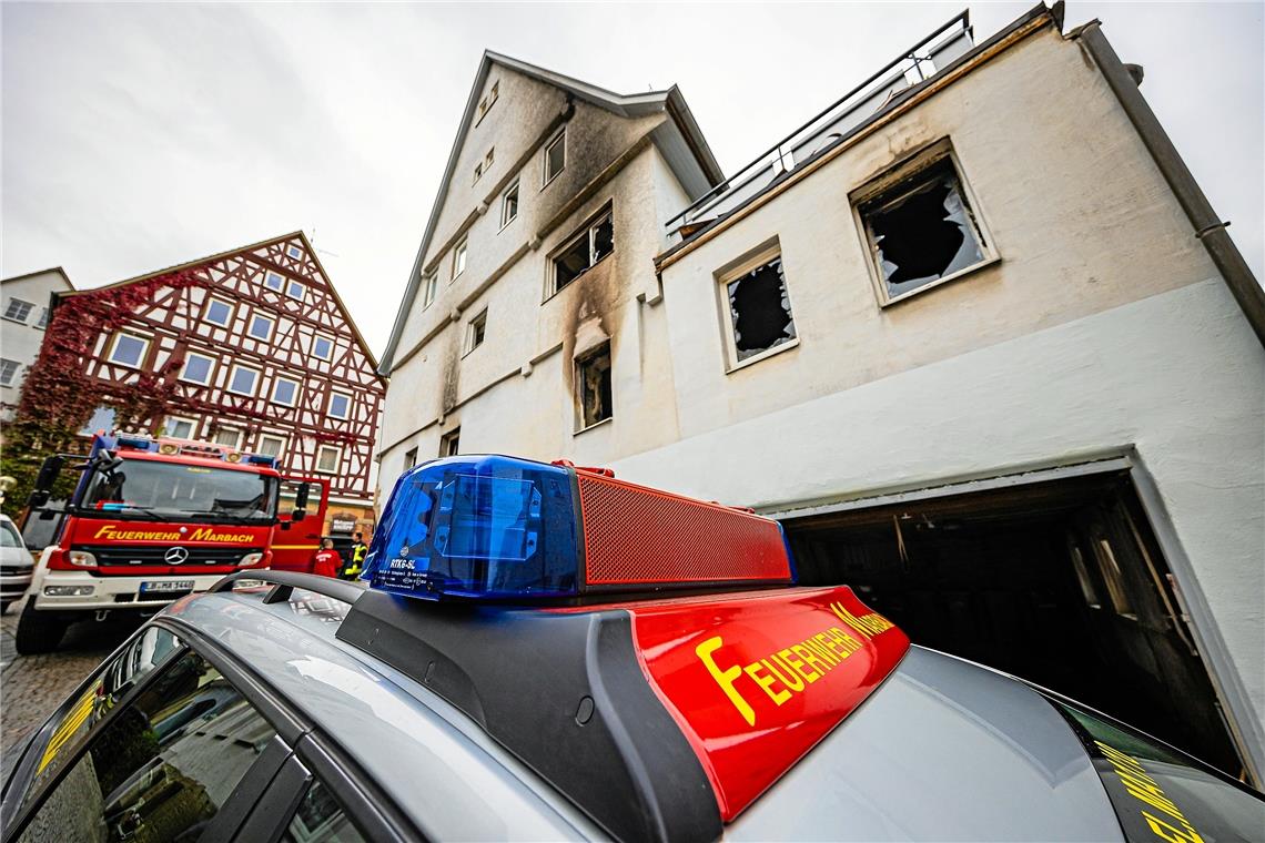 Das in Brand geratene Haus in der Marbacher Innenstadt ist so stark beschädigt worden, dass es nicht mehr bewohnbar ist. Foto: KS-Images