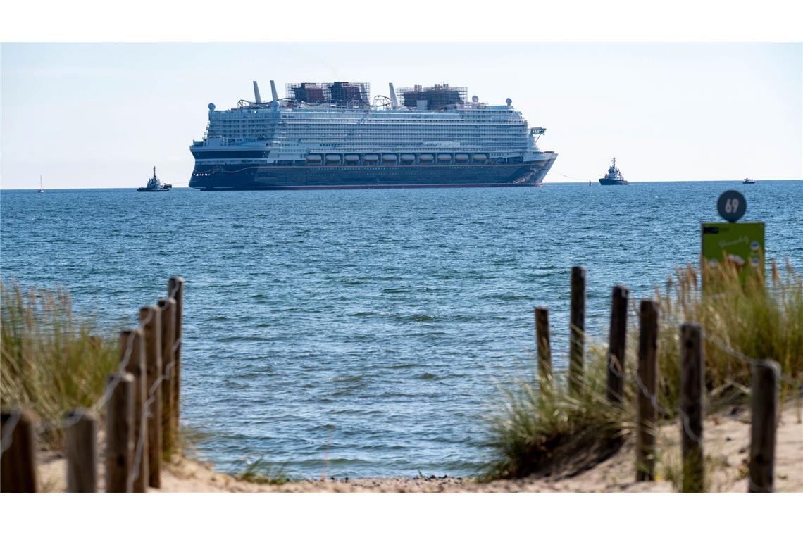 Das in der Wismarer Werft gebaute Kreuzfahrtschiff "Disney Adventure" fährt auf der Ostsee in den Hafen Mukran auf der Insel Rügen. Nach rund siebenjähriger Bauzeit startet eines der weltweit größten Kreuzfahrtschiffe zu seinen Erprobungsfahrten.