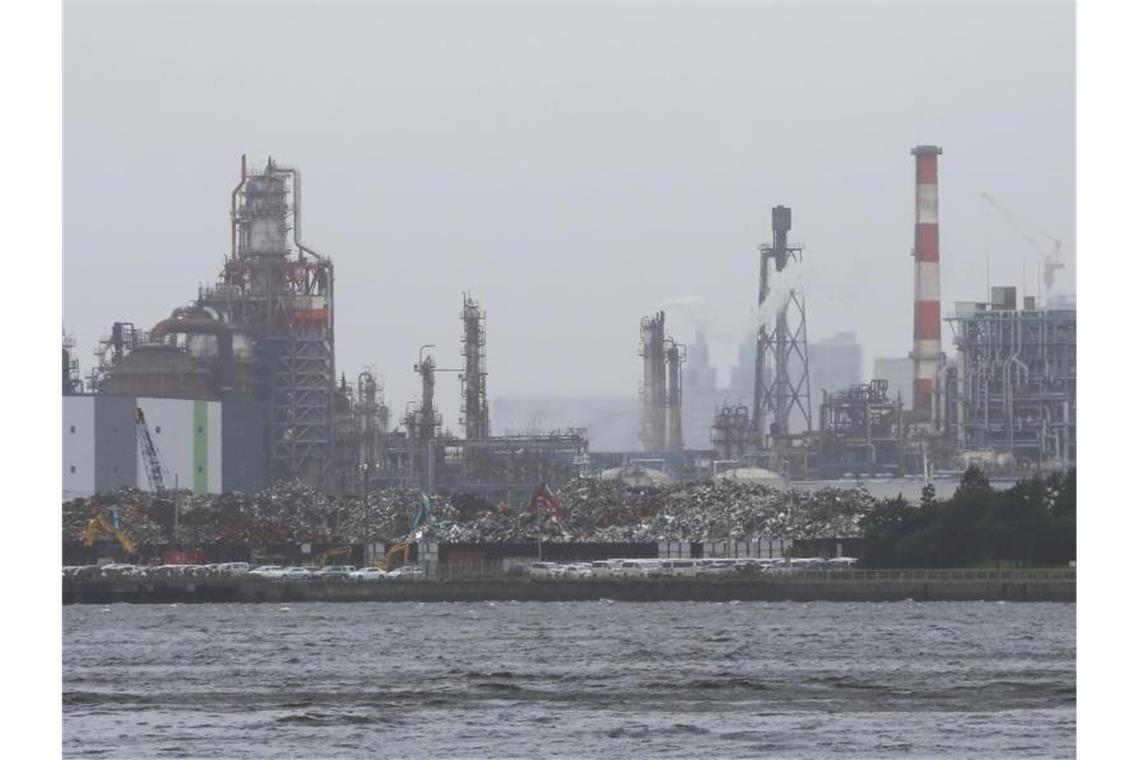 Das Industriegebiet Keihin in Kawasaki. Der Stimmungsindex in Japan ist auf dem tiefsten Stand seit Juni 2009. Foto: Koji Sasahara/AP/dpa