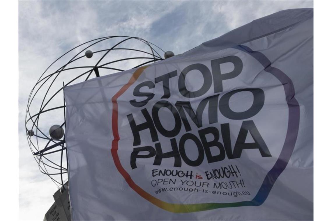 Deutlicher Anstieg homophober Gewalttaten Das Innenministerium hat zuletzt deutlich mehr unter anderem homophobe Gewalttaten registriert. Foto: Paul Zinken/Archiv