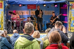 Das Instrumentaltrio Zwischenwelten spielt bei der letzten Veranstaltung der diesjährigen Straßenmusiktage auf dem Backnanger Obstmarkt. Foto: Alexander Becher