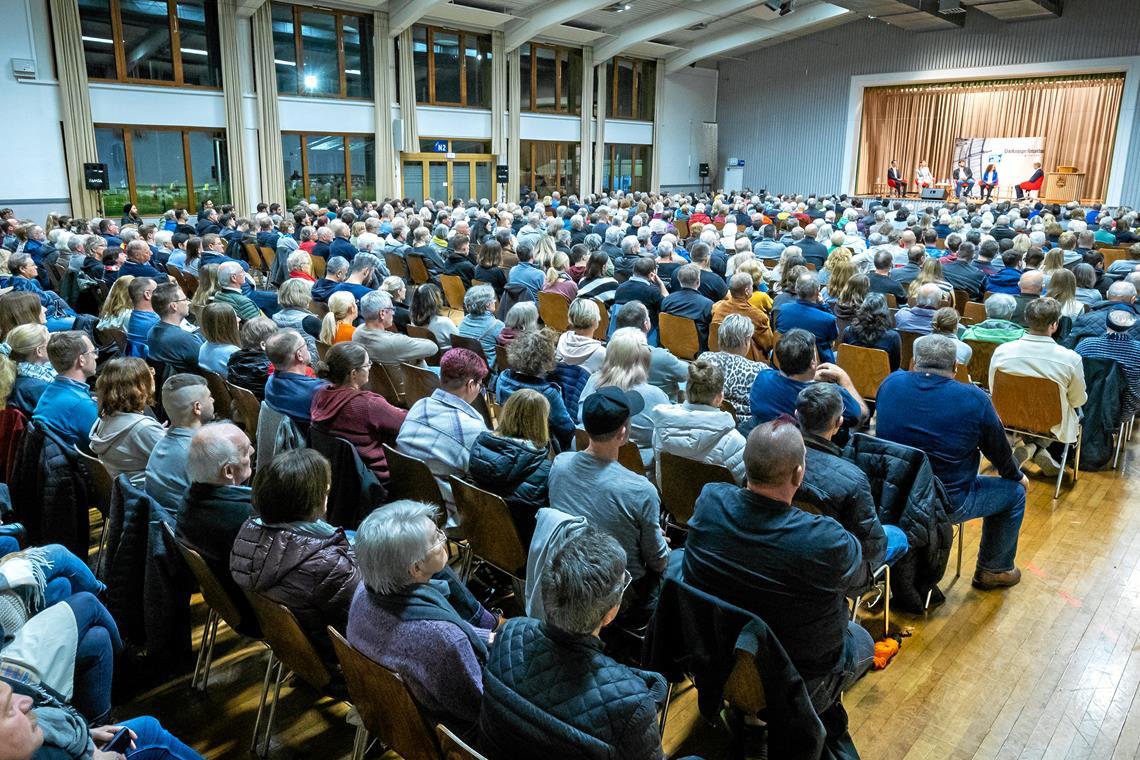 Bürgermeisterwahl Sulzbach: Die Bürger haben eine richtige Wahl Das Interesse an der Kandidatenvorstellung war riesig. Am Ende der Veranstaltung äußerten sich viele Besucher sehr wohlwollend über das kompetente Kandidatenfeld. Foto: Alexander Becher