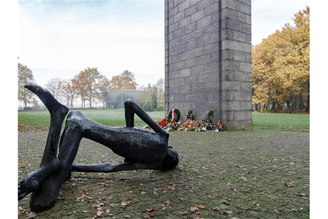 Ehemaliger KZ-Wächter soll im März vernommen werden Das Internationale Mahnmal auf dem Gelände des ehemaligen Konzentrationslagers Neuengamme mit der Skulptur „Le Déporté“ von Françoise Salmon. Nach Angaben der US-Behörden hat der ausgewiesene 95-Jährige gestanden, als Wachmann in einem Außenlager von Neuengamme Gefangene bewacht zu haben. Foto: Markus Scholz/dpa