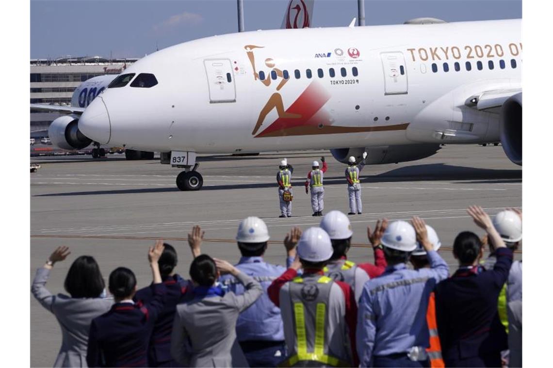 Das IOC will Olympia trotz Coronavirus-Pandemie eröffnen: Der Flieger „Tokyo 2020 Go“ soll das olympische Feuer nach Japan transportieren. Foto: Eugene Hoshiko/AP/dpa