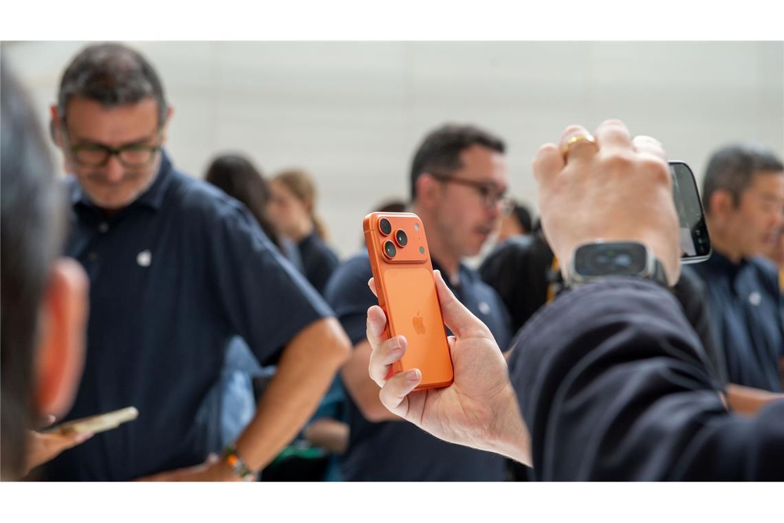 Apple macht mit schlankem iPhone Ansage für die Zukunft Das iPhone 17 Pro in der neuen Farbe Orange bekam besondere Aufmerksamkeit.