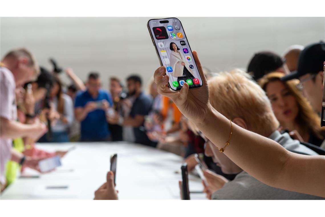 Apple-Neuheiten: Schlankes iPhone statt KI-Feuerwerk Das iPhone Air ist 5,6 Millimeter dick - und damit das bisher dünnste Apple-Handy.