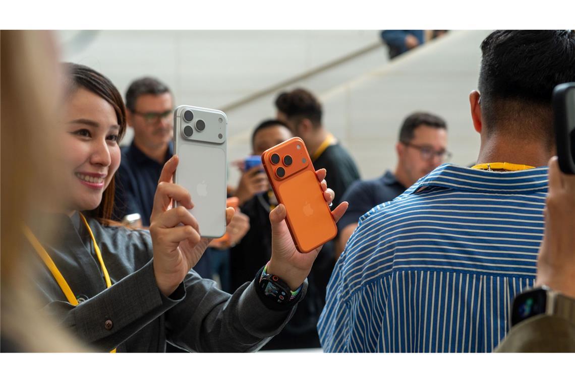 Apple erwartet Rekord-Weihnachtsgeschäft dank neuer iPhones Das iPhone Pro gibt es in diesem Jahr erstmals in der Farbe Orange.