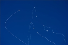 Das israelische Luftabwehrsystem Iron Dome feuert, um Raketen abzufangen, die aus dem Libanon abgefeuert wurden.