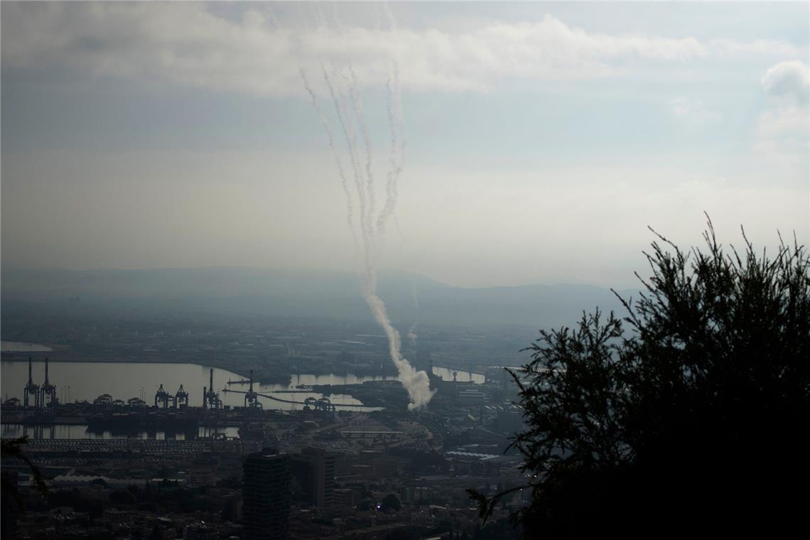Israels Armee erklärt weitere Hamas-Geisel für tot Das israelische Luftabwehrsystem Iron Dome feuert, um Raketen abzufangen, die aus dem Libanon abgefeuert wurden.