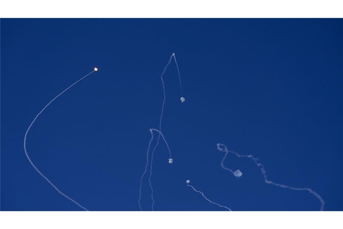 Trump beschwört „völlige Einigkeit“ zwischen USA und Israel Das israelische Luftabwehrsystem Iron Dome feuert, um Raketen abzufangen, die aus dem Libanon abgefeuert wurden. (Archivbild)